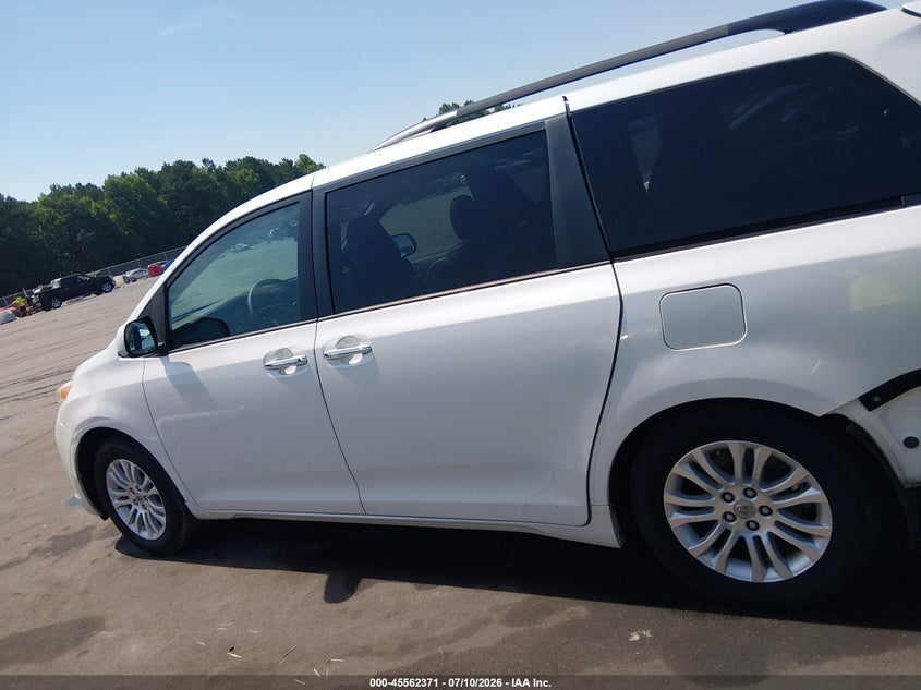 TOYOTA SIENNA - zdjęcie 14