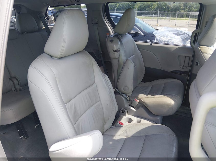 TOYOTA SIENNA - zdjęcie 8