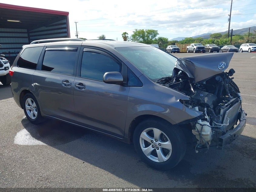 TOYOTA SIENNA - zdjęcie 19