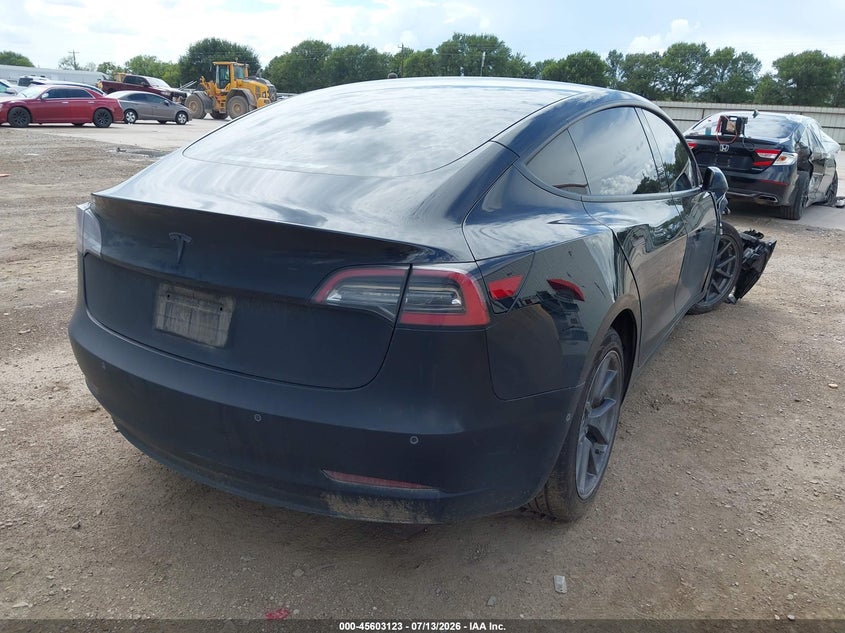 TESLA MODEL 3 - zdjęcie 4