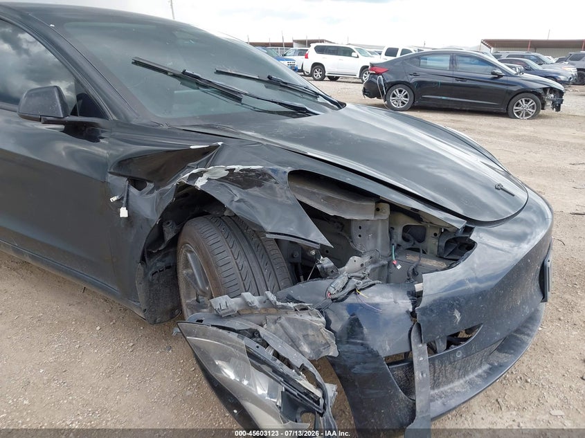 TESLA MODEL 3 - zdjęcie 6