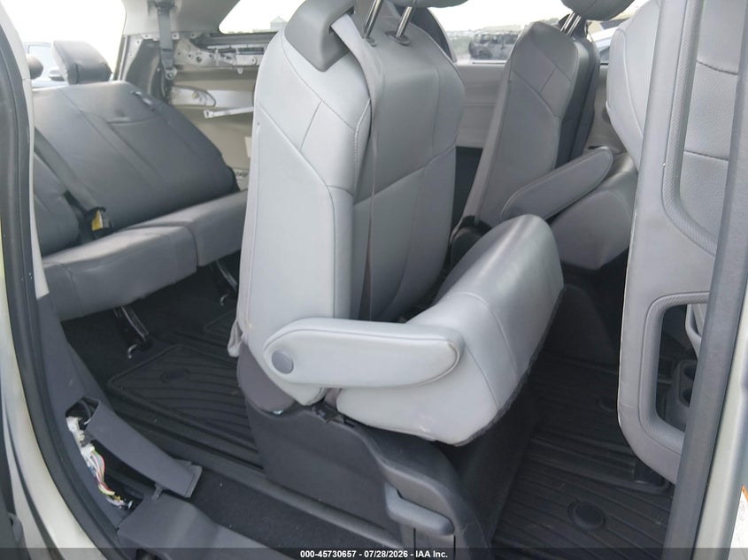 TOYOTA SIENNA - zdjęcie 8