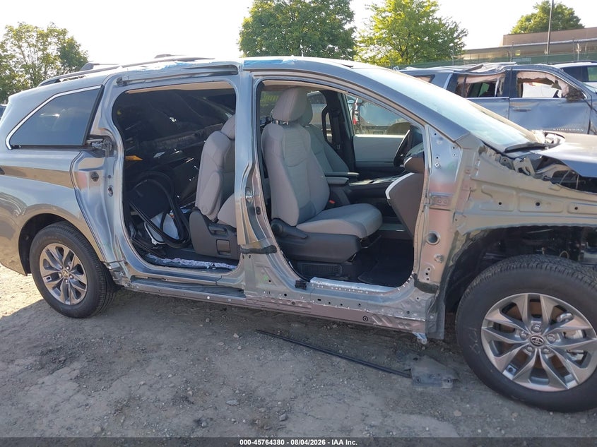 TOYOTA SIENNA - zdjęcie 17