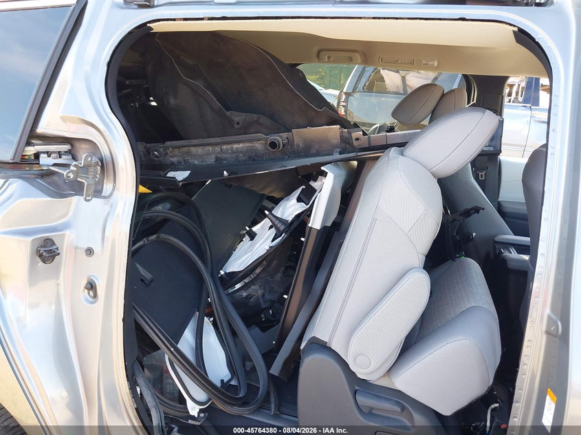 TOYOTA SIENNA - zdjęcie 8
