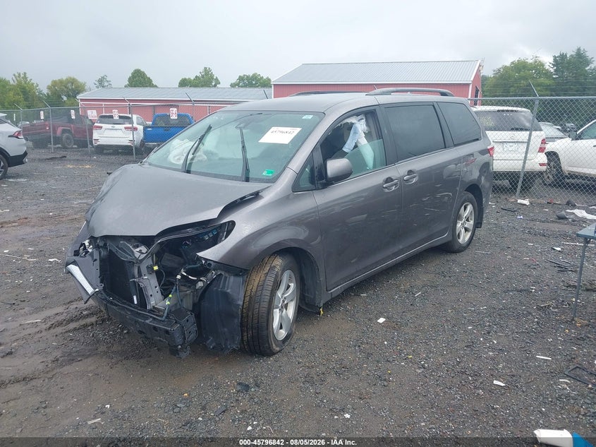 TOYOTA SIENNA - zdjęcie 2