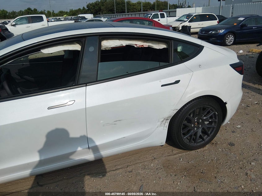 TESLA MODEL 3 - zdjęcie 6