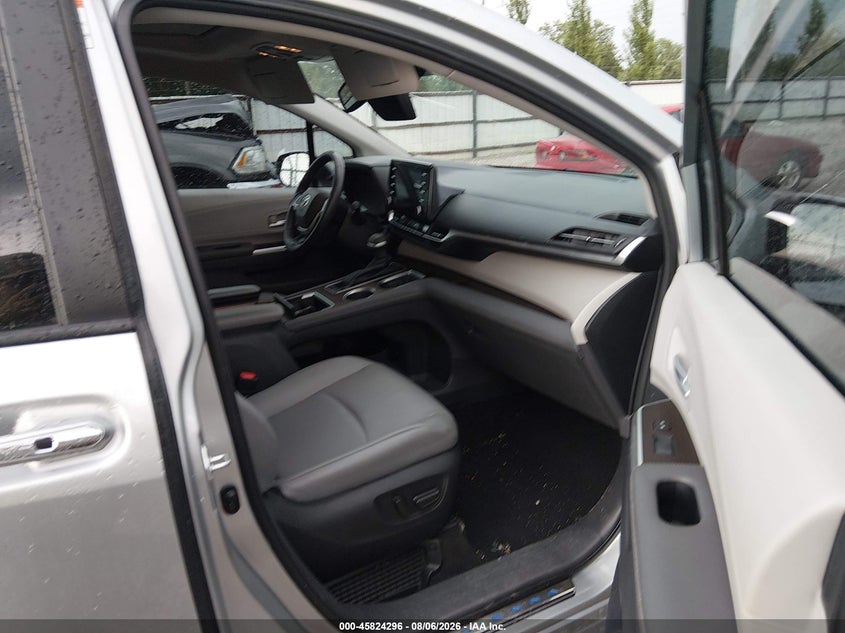 TOYOTA SIENNA - zdjęcie 5