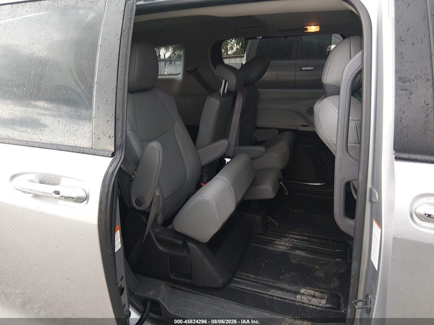 TOYOTA SIENNA - zdjęcie 8