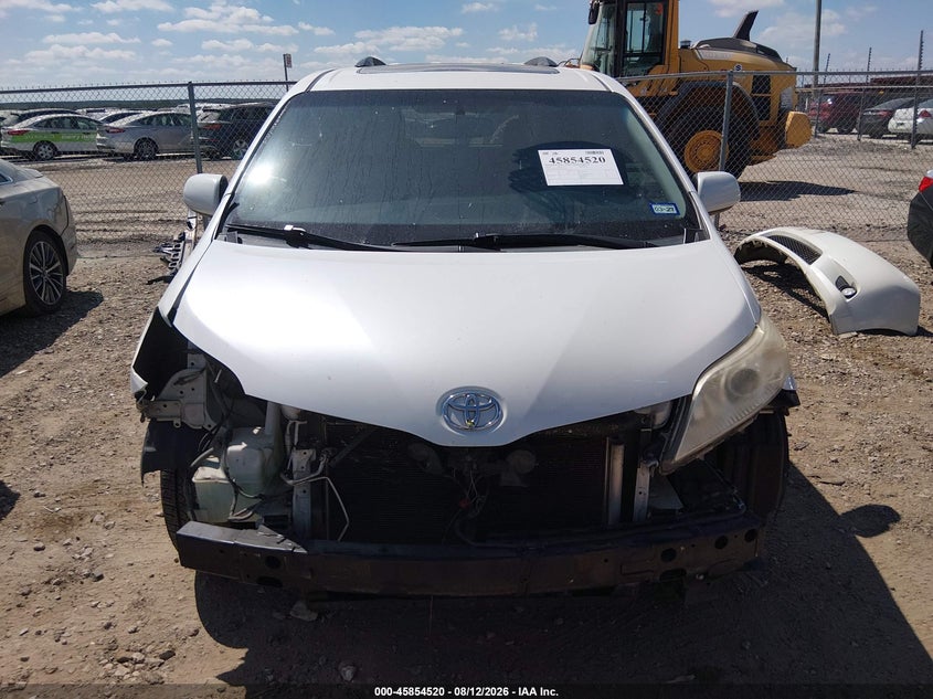 TOYOTA SIENNA - zdjęcie 12