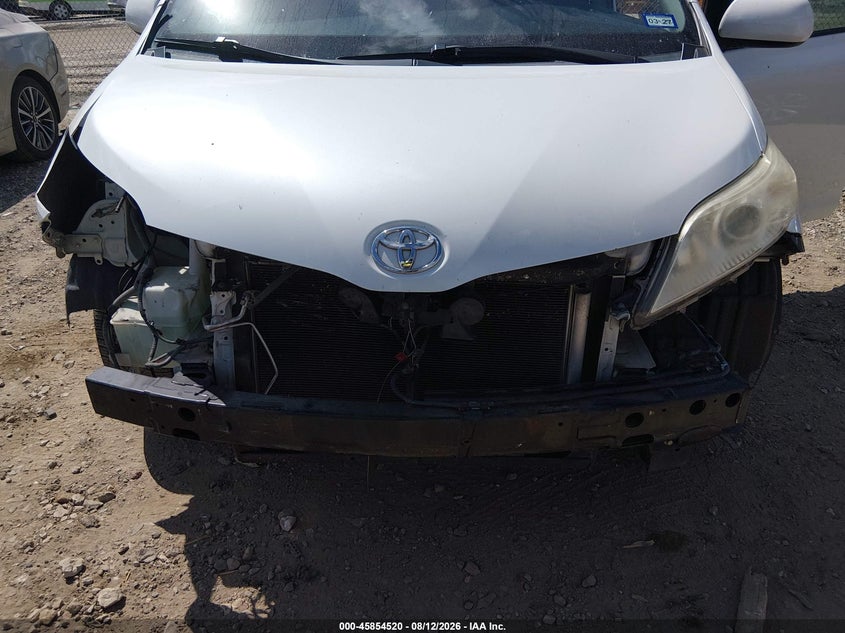 TOYOTA SIENNA - zdjęcie 6