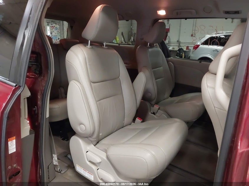 TOYOTA SIENNA - zdjęcie 8