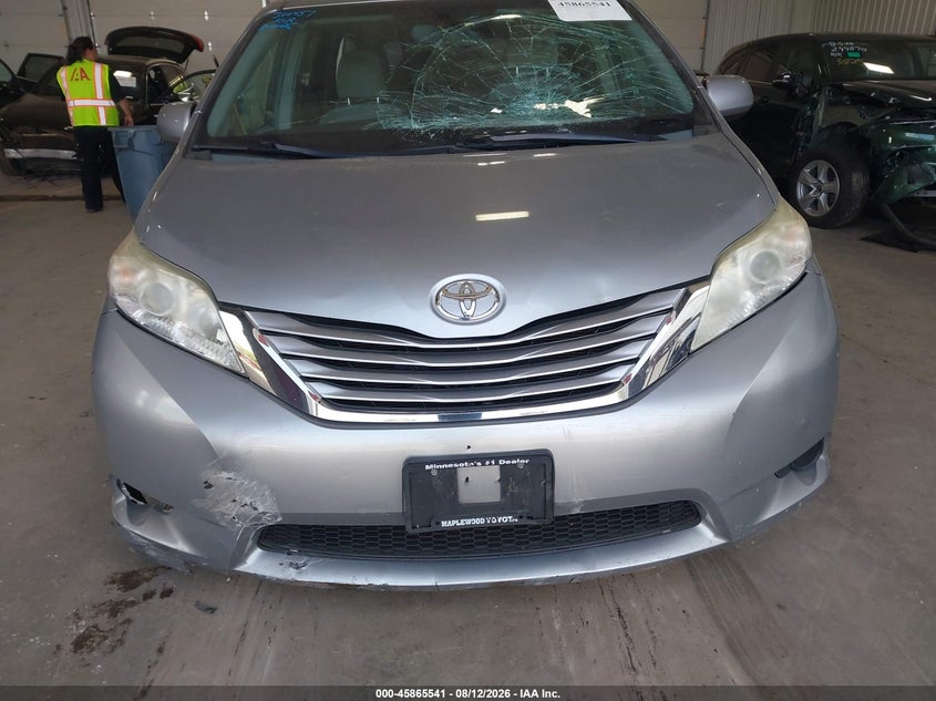 TOYOTA SIENNA - zdjęcie 12