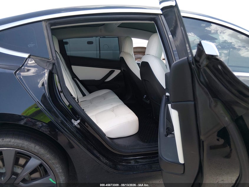 TESLA MODEL 3 - zdjęcie 8