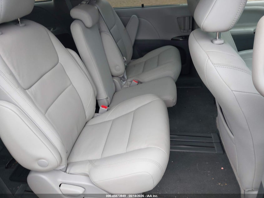 TOYOTA SIENNA - zdjęcie 8