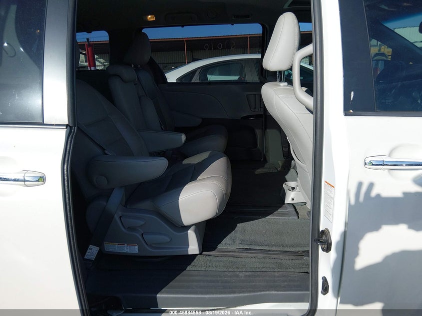 TOYOTA SIENNA - zdjęcie 8