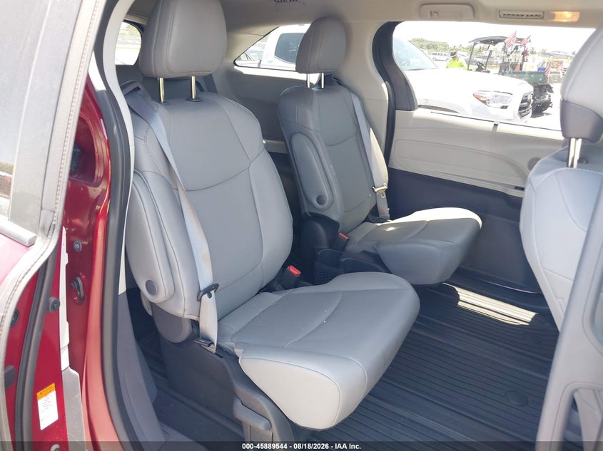 TOYOTA SIENNA - zdjęcie 8