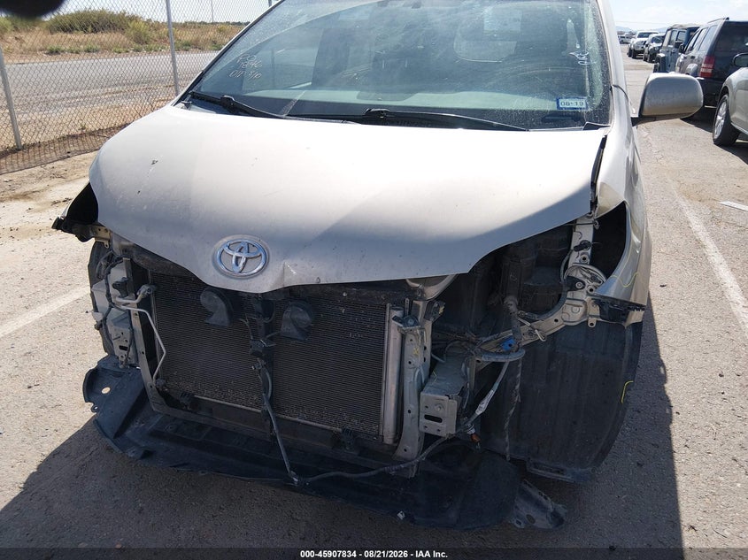 TOYOTA SIENNA - zdjęcie 6