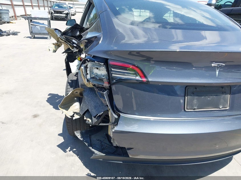 TESLA MODEL 3 - zdjęcie 20