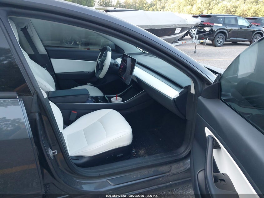 TESLA MODEL 3 - zdjęcie 5