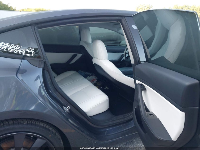 TESLA MODEL 3 - zdjęcie 8