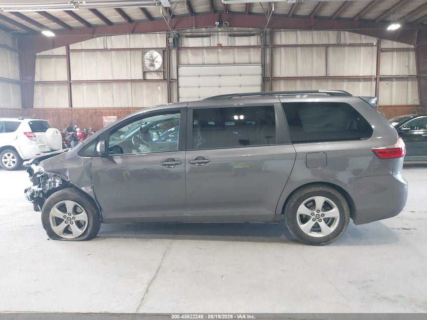 TOYOTA SIENNA - zdjęcie 15