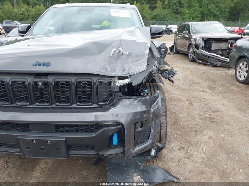 JEEP GRAND CHEROKEE 4XE - zdjęcie 18