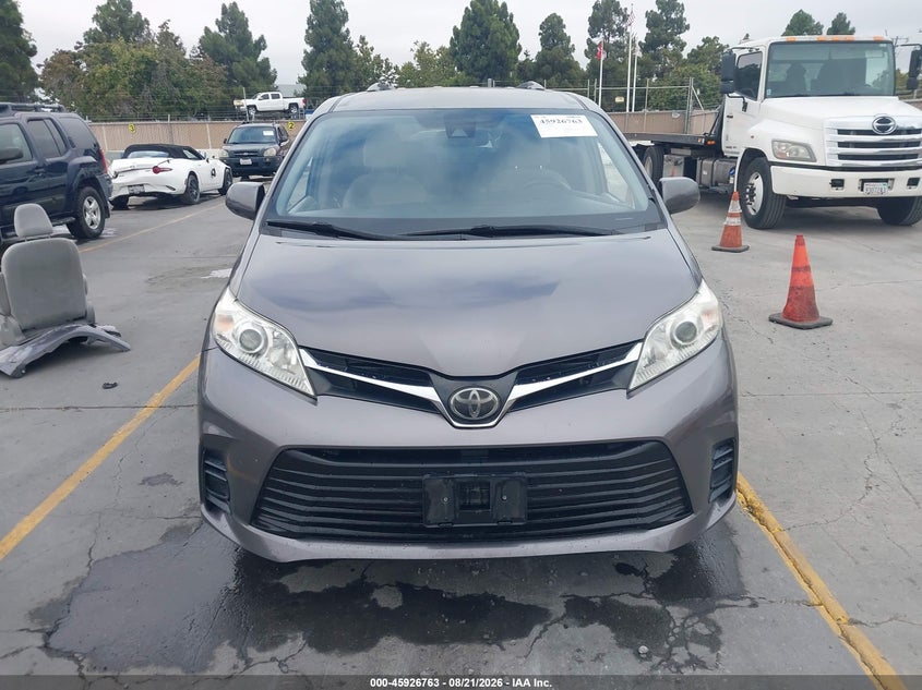 TOYOTA SIENNA - zdjęcie 13