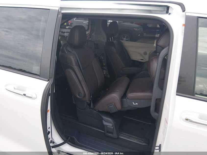 TOYOTA SIENNA - zdjęcie 8