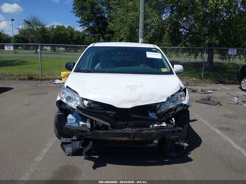 TOYOTA SIENNA - zdjęcie 12