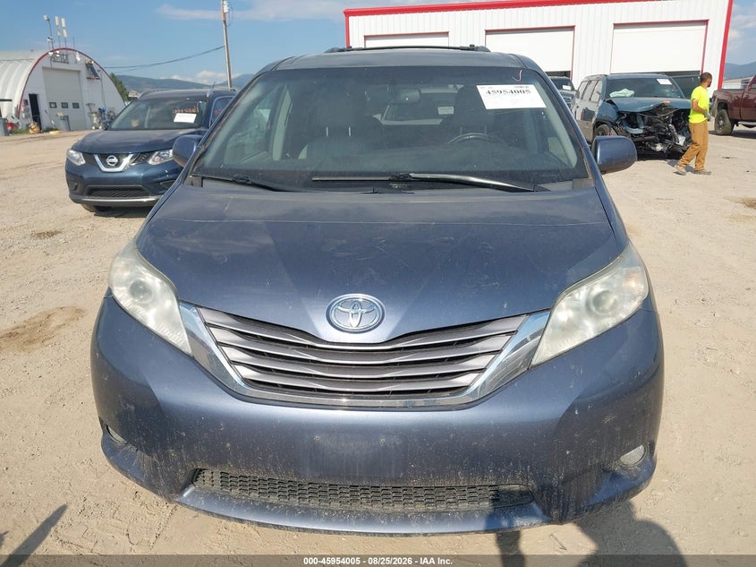 TOYOTA SIENNA - zdjęcie 12