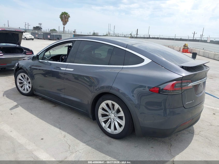 TESLA MODEL X - zdjęcie 3
