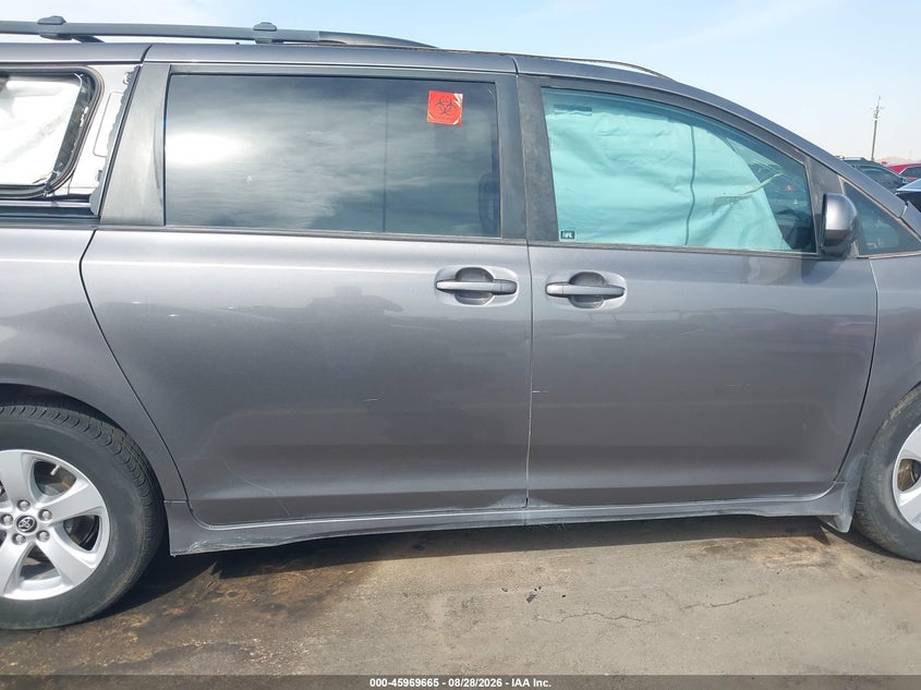 TOYOTA SIENNA - zdjęcie 13