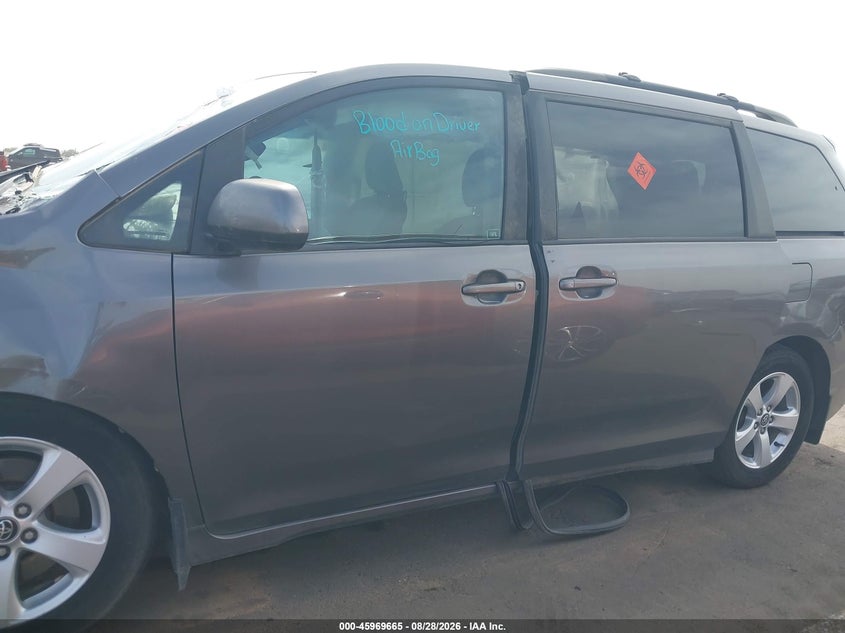 TOYOTA SIENNA - zdjęcie 14