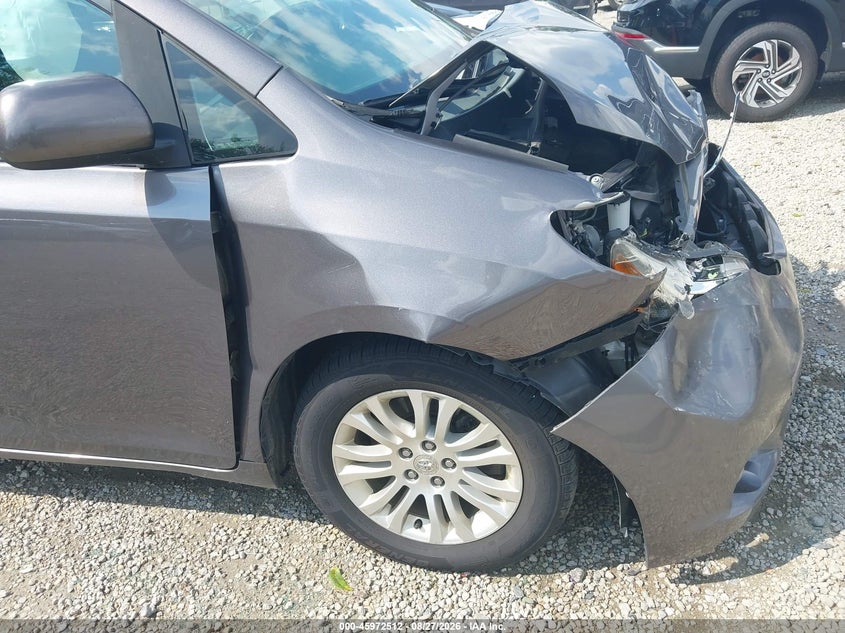 TOYOTA SIENNA - zdjęcie 18
