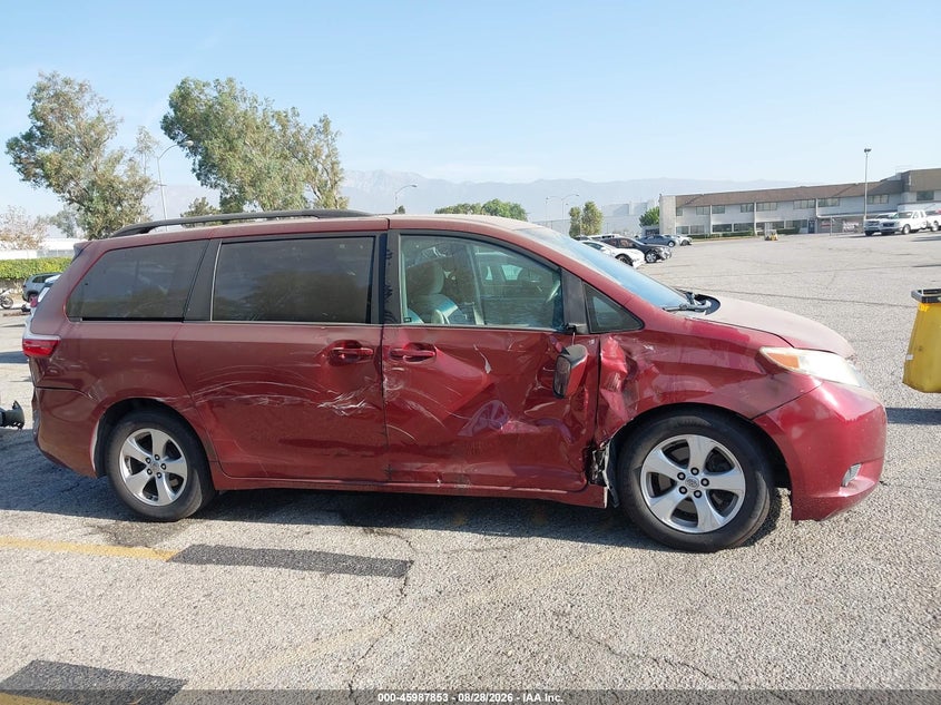 TOYOTA SIENNA - zdjęcie 13