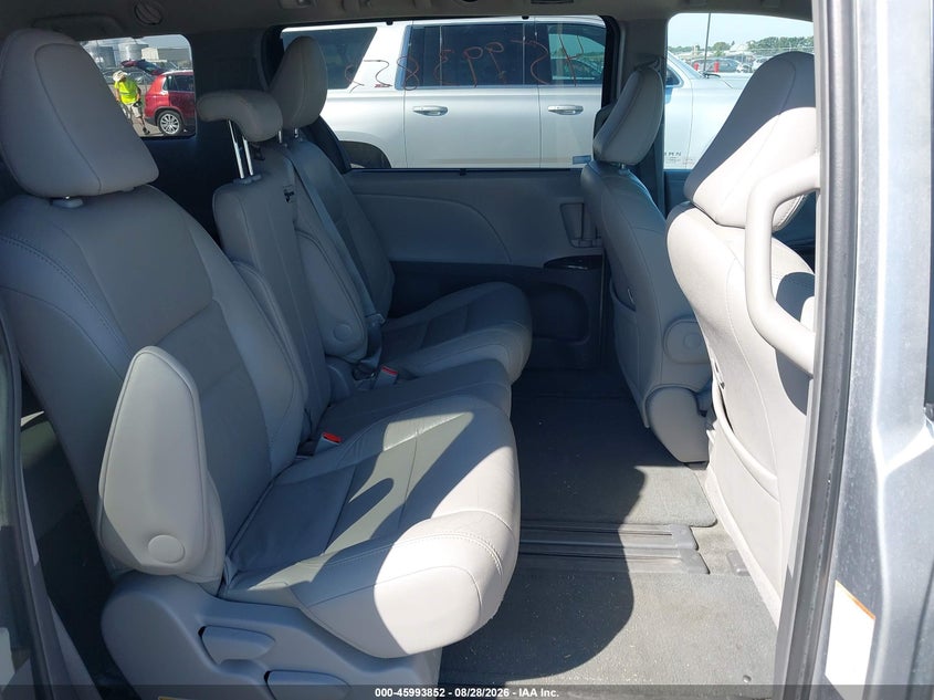TOYOTA SIENNA - zdjęcie 8
