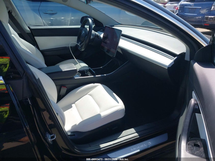 TESLA MODEL 3 - zdjęcie 5