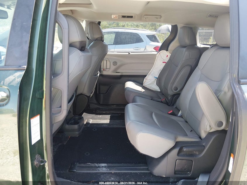 TOYOTA SIENNA - zdjęcie 8