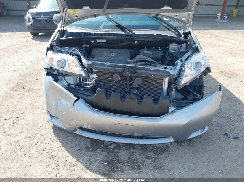 TOYOTA SIENNA - zdjęcie 10