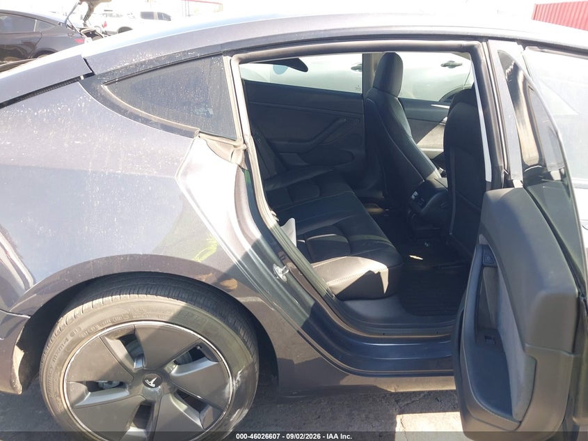 TESLA MODEL 3 - zdjęcie 8