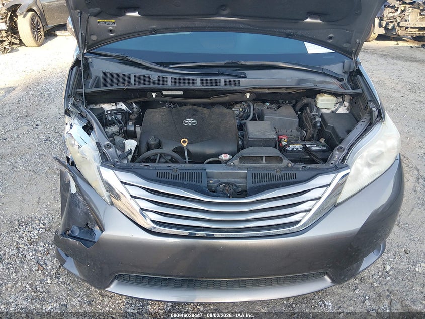 TOYOTA SIENNA - zdjęcie 10