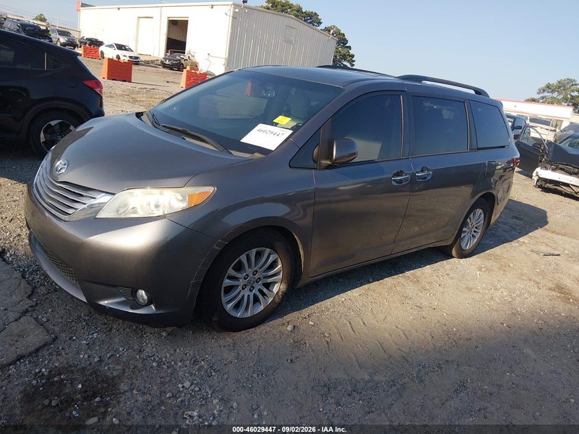 TOYOTA SIENNA - zdjęcie 2