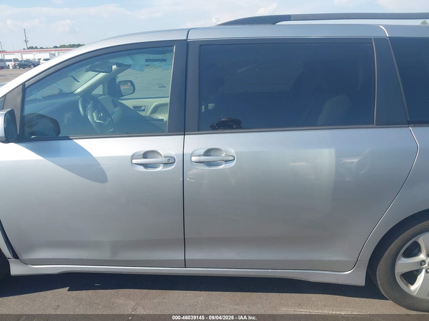 TOYOTA SIENNA - zdjęcie 14