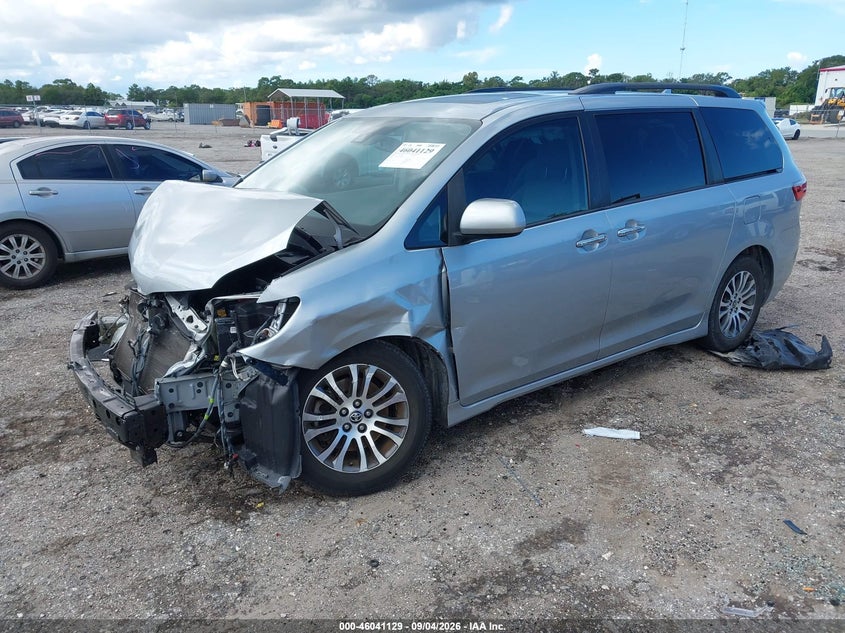 TOYOTA SIENNA - zdjęcie 2