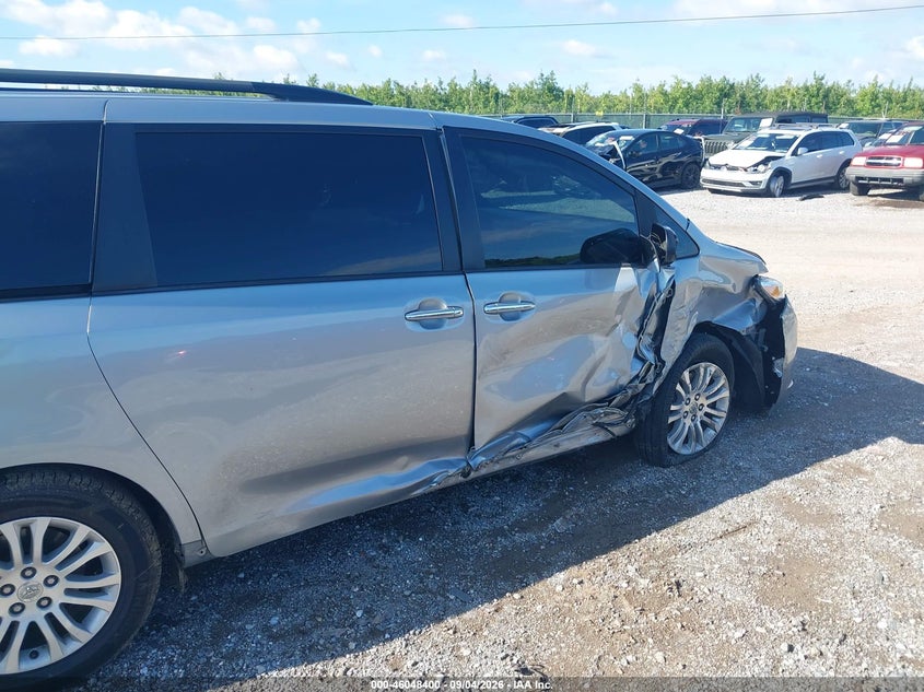 TOYOTA SIENNA - zdjęcie 6