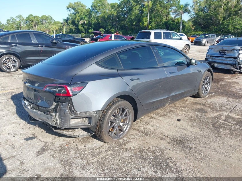 TESLA MODEL 3 - zdjęcie 4
