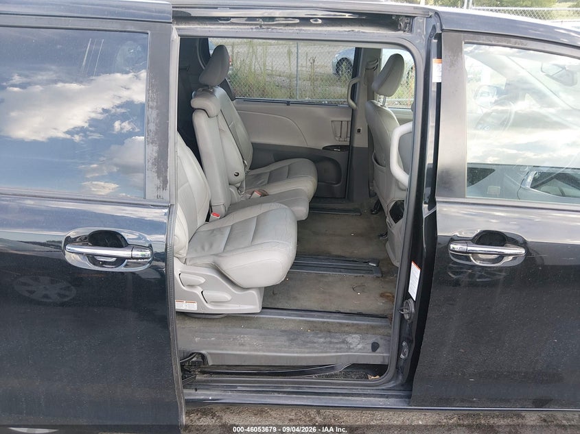 TOYOTA SIENNA - zdjęcie 8