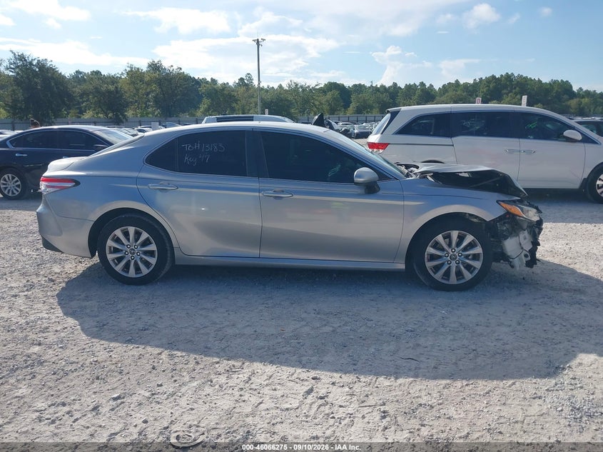 TOYOTA CAMRY - zdjęcie 14