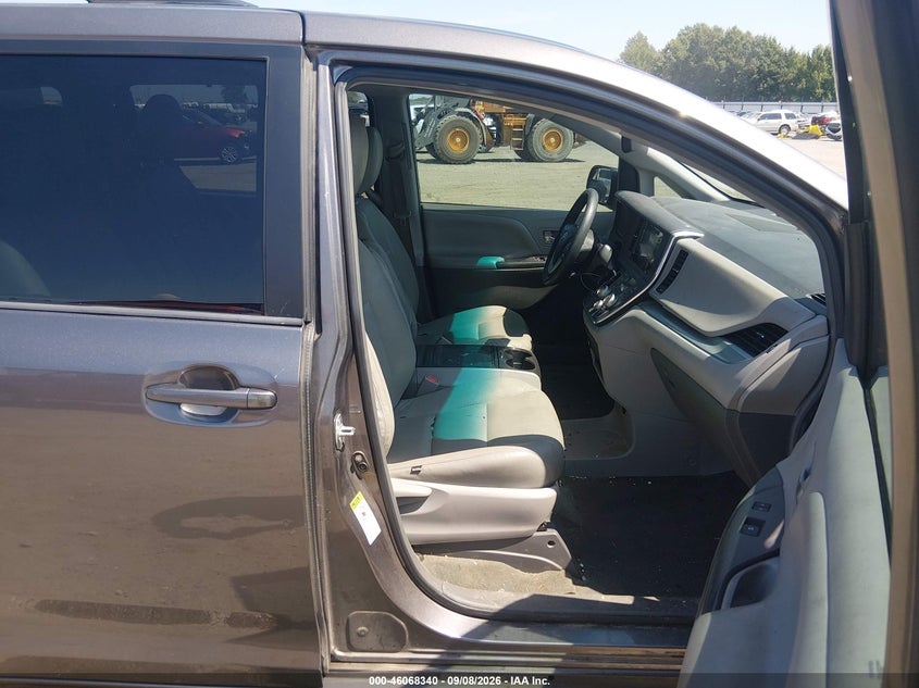 TOYOTA SIENNA - zdjęcie 5