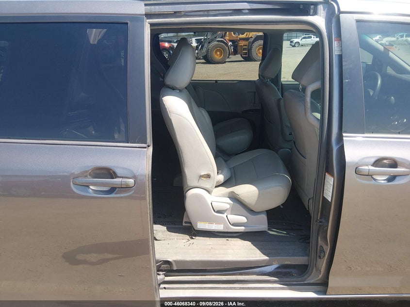 TOYOTA SIENNA - zdjęcie 8
